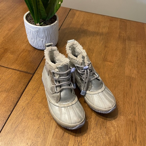 Sorel X -Disney Out N About Frozen Silver Faux Shearling  Rain,snow Boots Size 2 - Picture 1 of 9